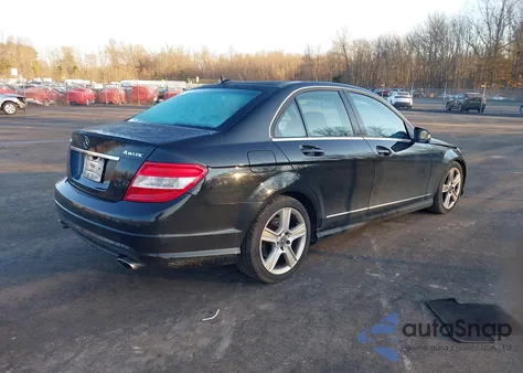 2011 Mercedes-Benz C 300 Sport 4Matic z USA, uszkodzony, nr VIN WDDGF8BB5BR144691